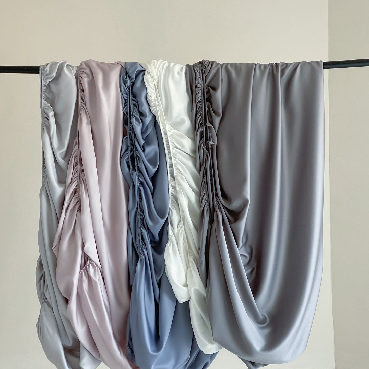 Satin Silk Fitted Sheet Queen King Size, Luxury Silky Soft Bed Sheet with Deep Pocket, Wrinkle Resistant Cooling Fitted Sheet for Mattress, Breathable Smooth Satin Bedding Sheet for Bedroom Hotel Dorm, Elegant Colors