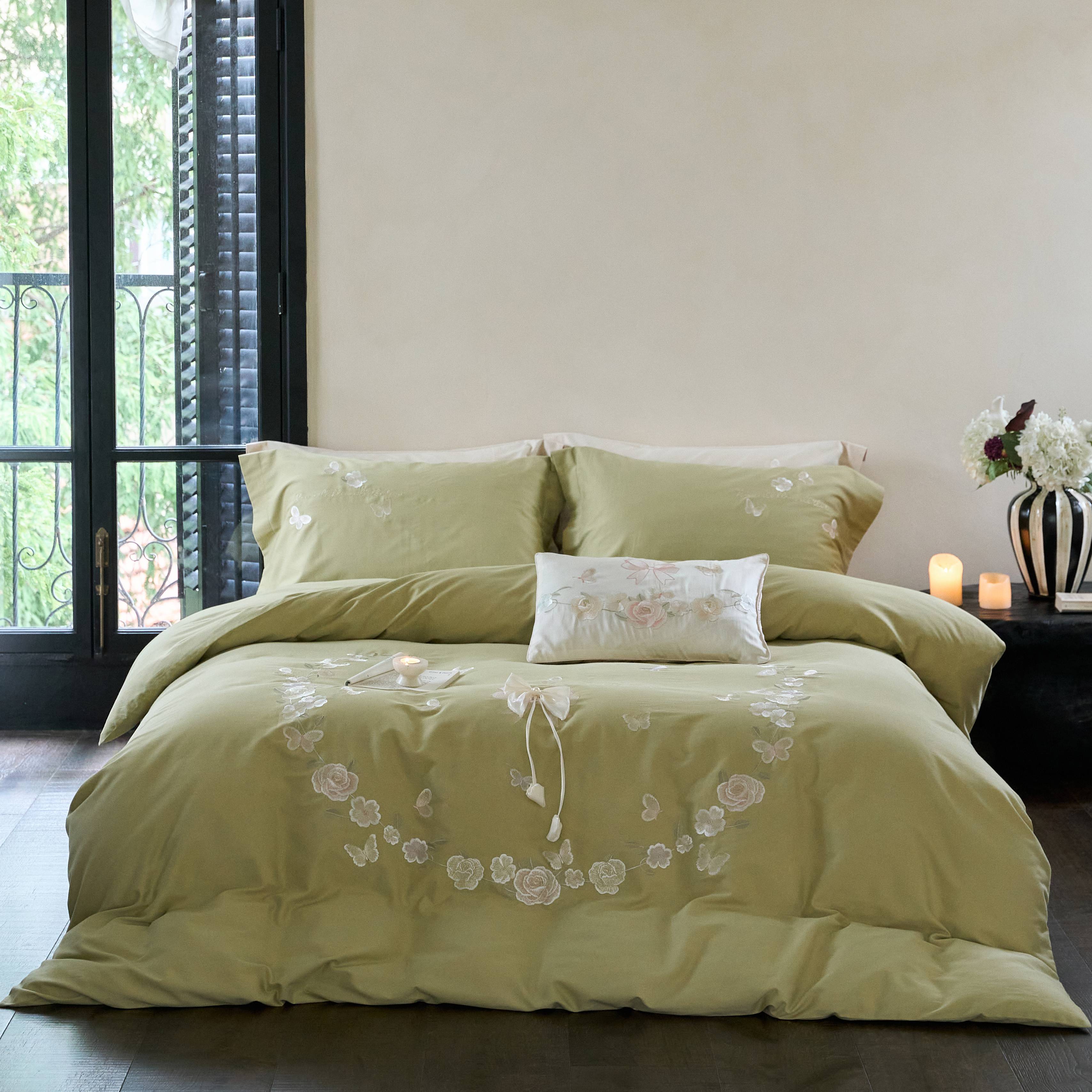 Sage Green Floral Wreath Duvet Cover Set Full/Queen, 100% Polyester All-Season Bedding with Embroidered Flowers & Bow Detail, Relaxing Minimal Style, OEM ODM Factory Custom Color & Size