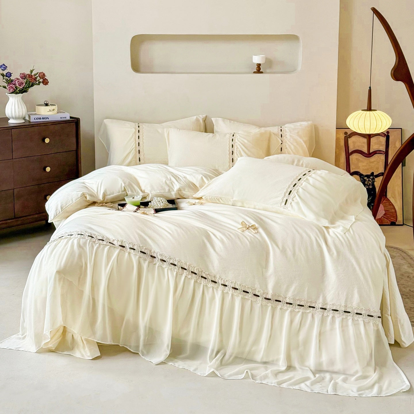 Bettbezug-Set mit cremefarbenem Rüschenrock, Queen-Size, 100 % Polyester, minimalistisch-romantische Bettwäsche in Off-White mit Spitzenbesatz, Ganzjahres-Bettbezug, OEM/ODM-Fabrik, individuelles Design &amp; Großbestellung