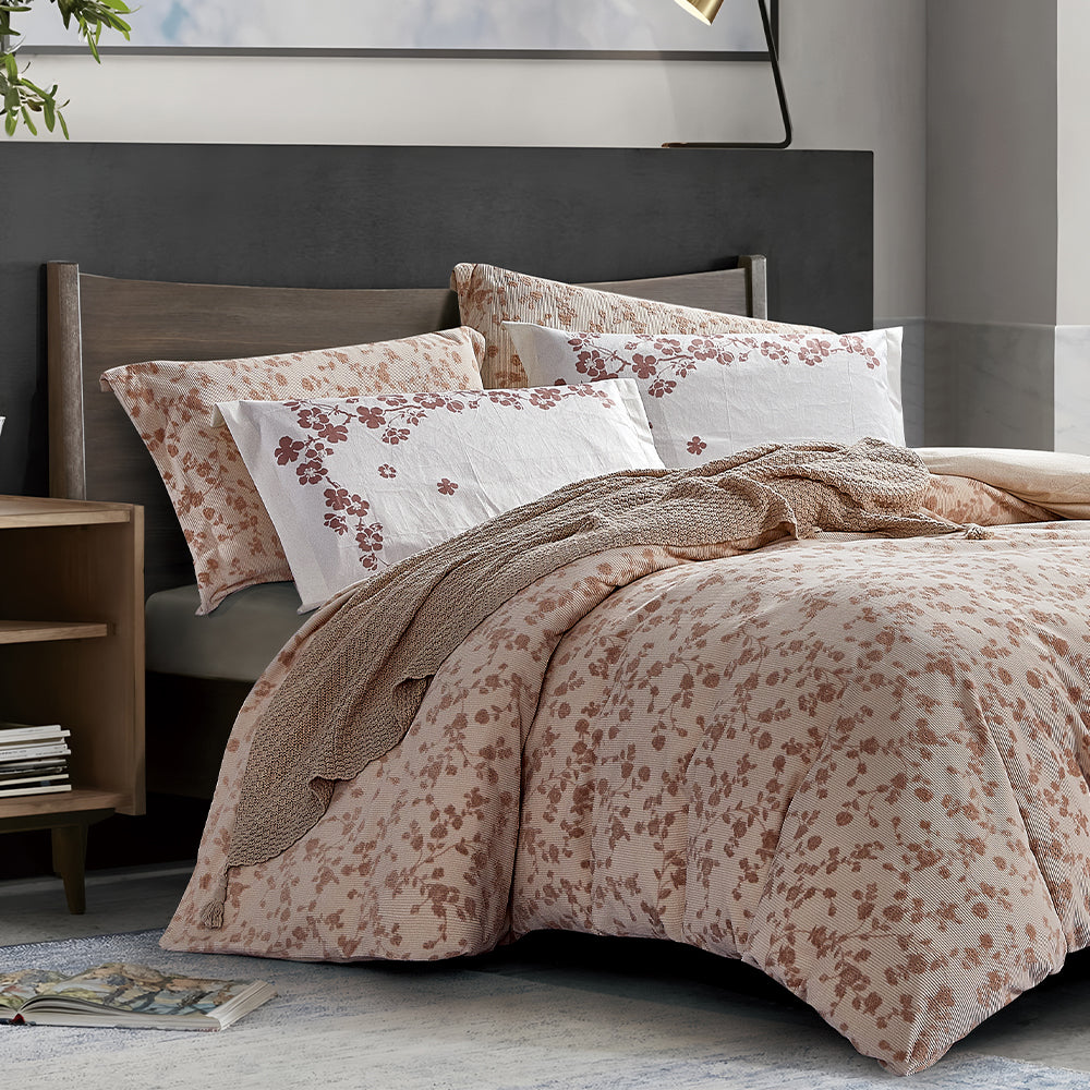 Charming Floral 7-Piece Bedding Set in Soft Peach with Decorative Pillows